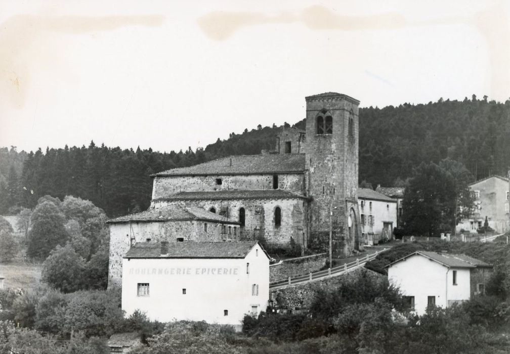 vue générale de l’église dans son environnement depuis le Nord