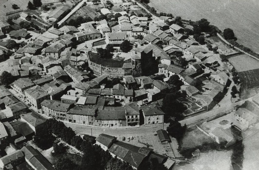 vue aérienne de l’église dans son environnement