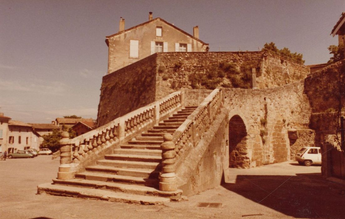 escalier monumental d’accès à la plate-forme