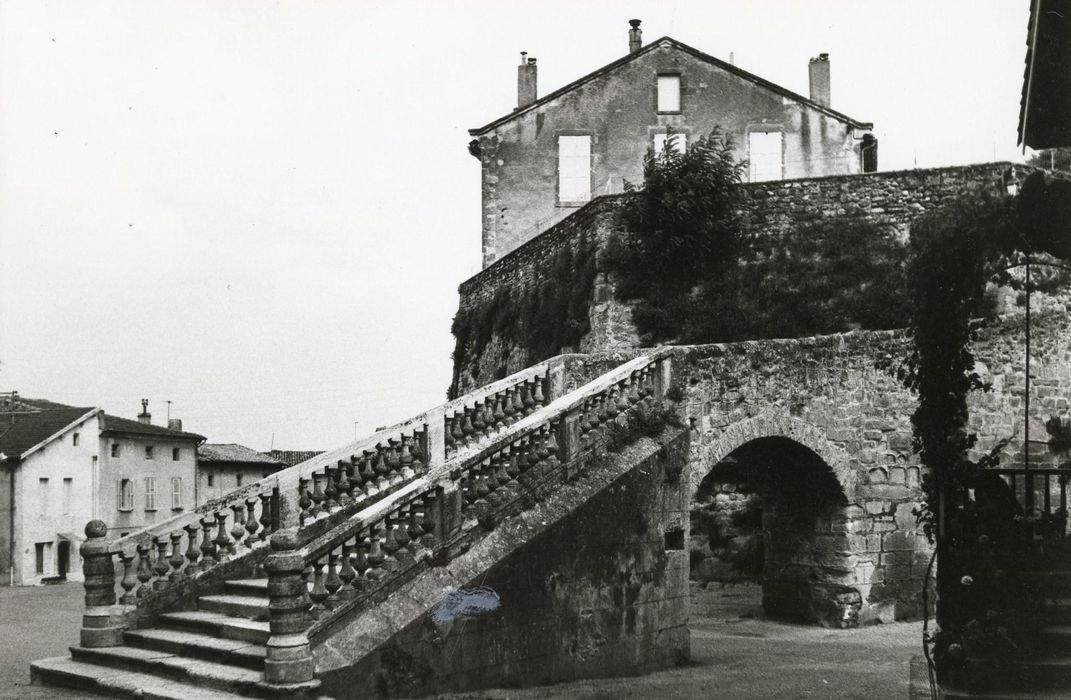 escalier monumental d’accès à la plate-forme