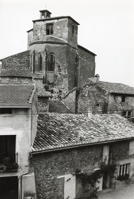 vue générale de l’église dans son environnement depuis l’Est