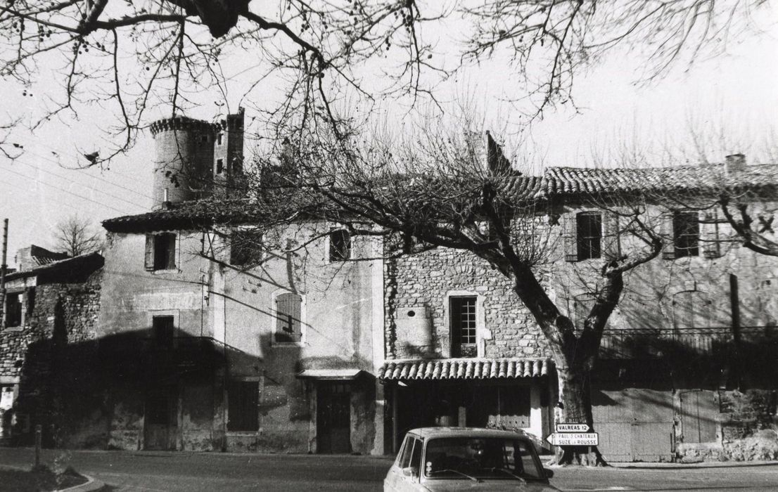 façades est sur la place