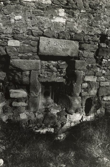 mur d’enceinte est, détail d’une meurtrière