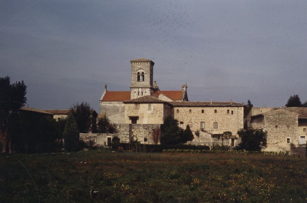 vue générale de l’abbaye dans son environnement depuis le Sud