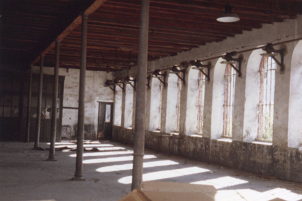 bâtiment principal, rez-de-chaussée sur cour, atelier, vue partielle