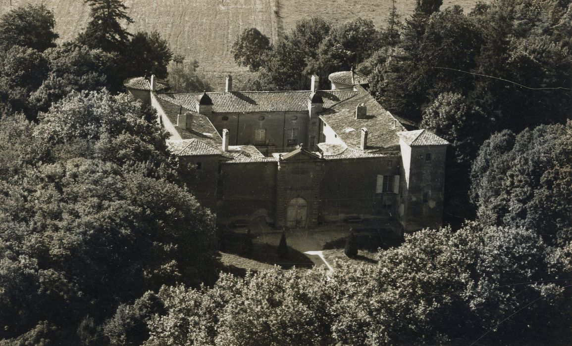 vue aérienne du château dans son environnement