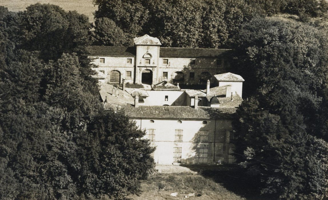 vue aérienne du château dans son environnement