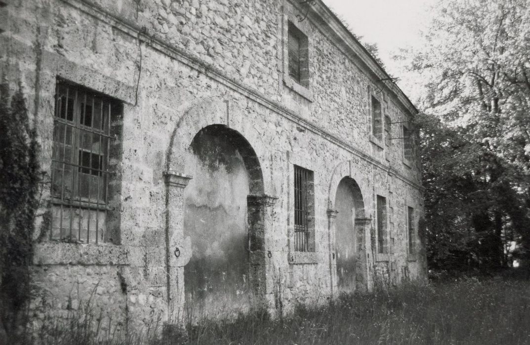 communs, façade ouest, vue partielle