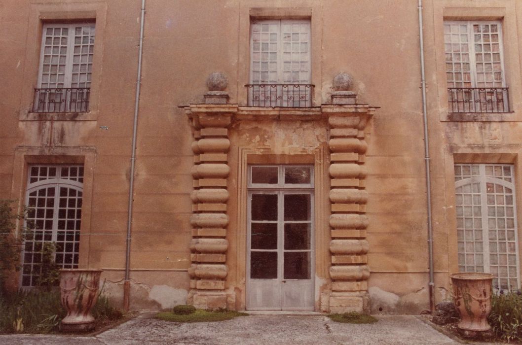 aile ouest, porte d’accès sur cour