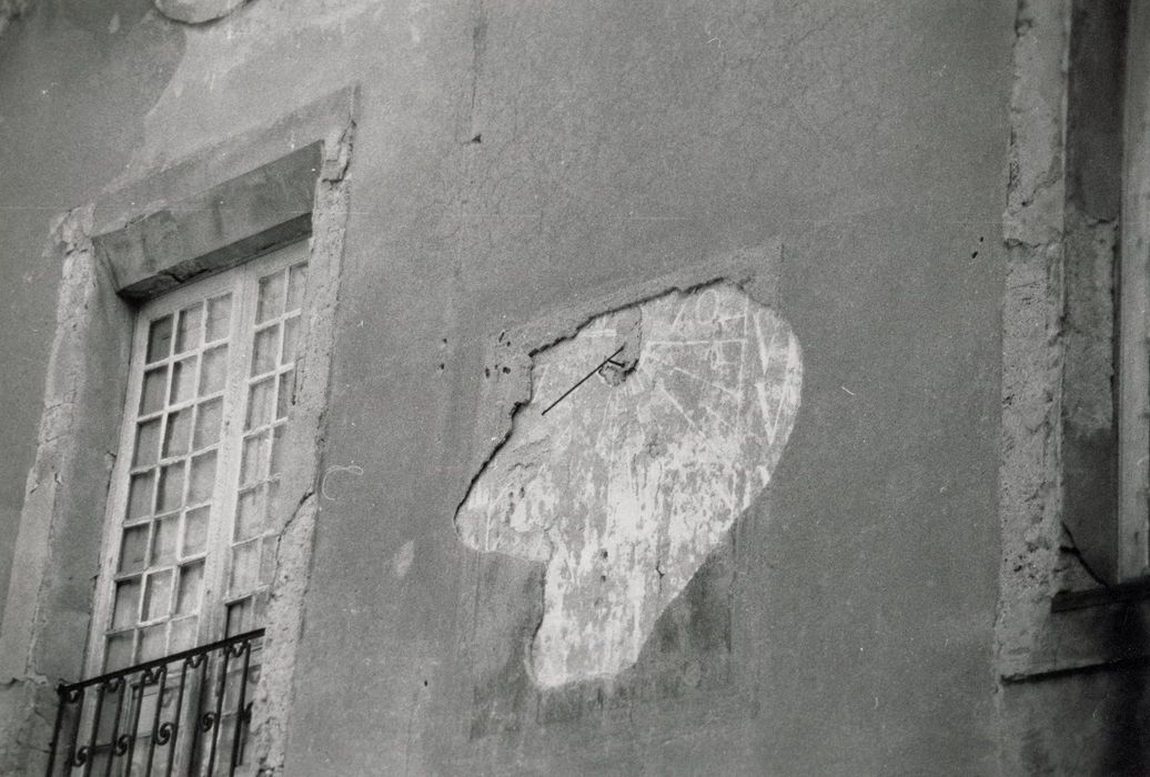 aile nord, façade sud sur cour, détail du cadran solaire