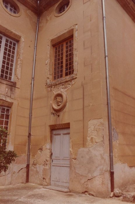 cour intérieure, angle non-est