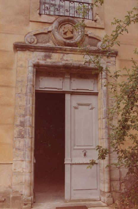 aile nord, porte d’accès sud sur cour