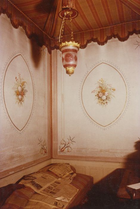 aile sud, 1er étage, chambre, vue partielle du décor