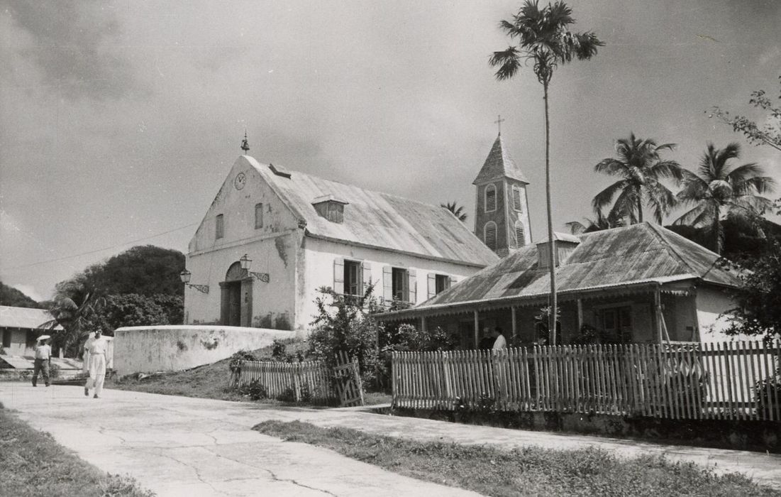 vue partielle de l’église dans son environnement depuis le Sud