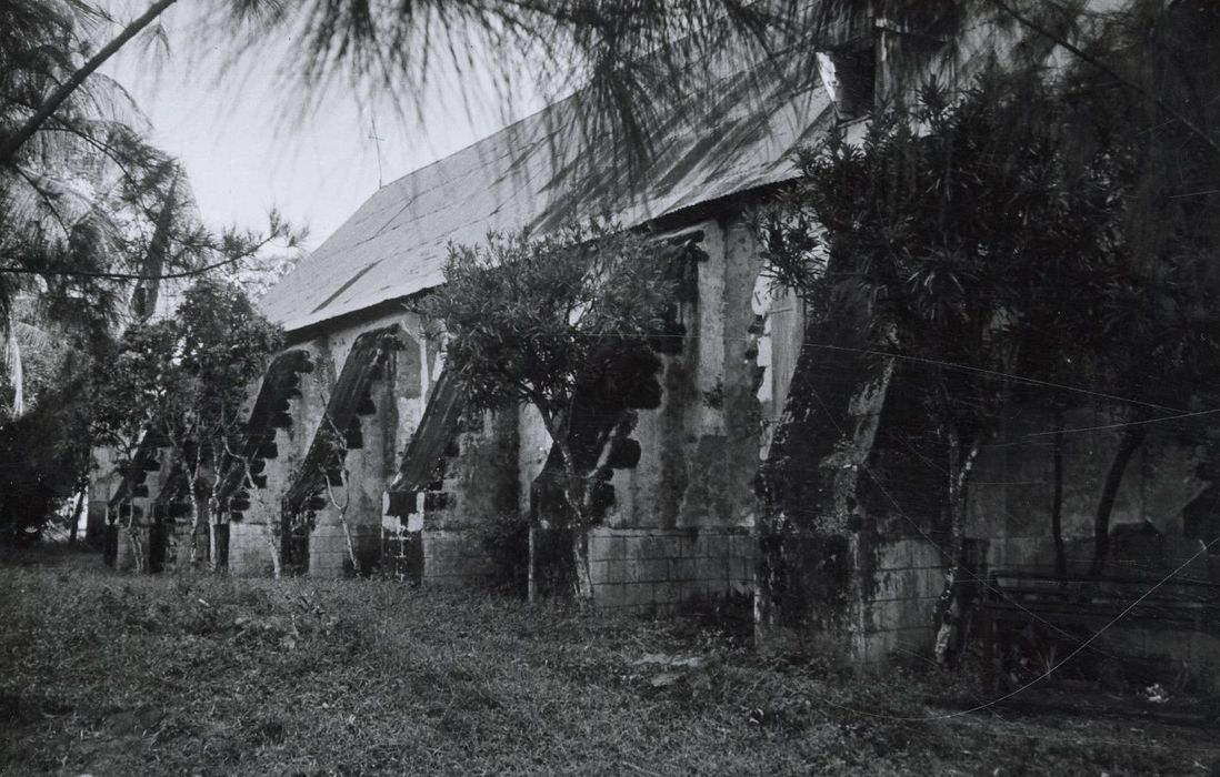 vue partielle de l’église, façade latérale