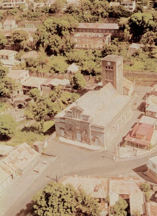 vue aérienne de l’église dans son environnement (photocopie numérisée)