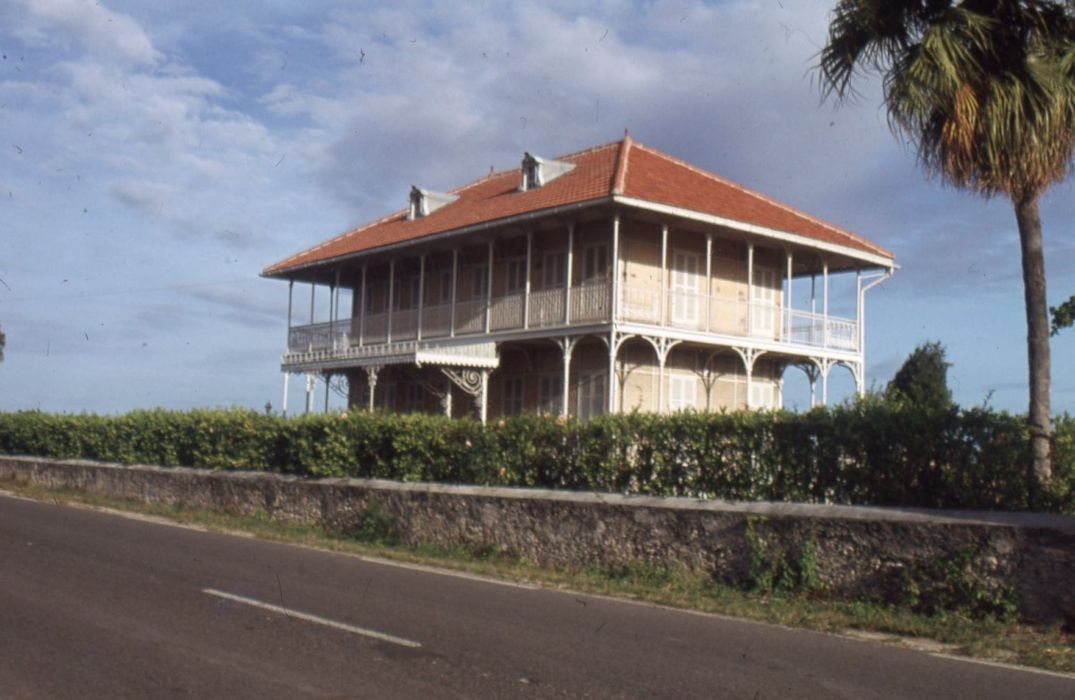 vue générale de la maison depuis la rue