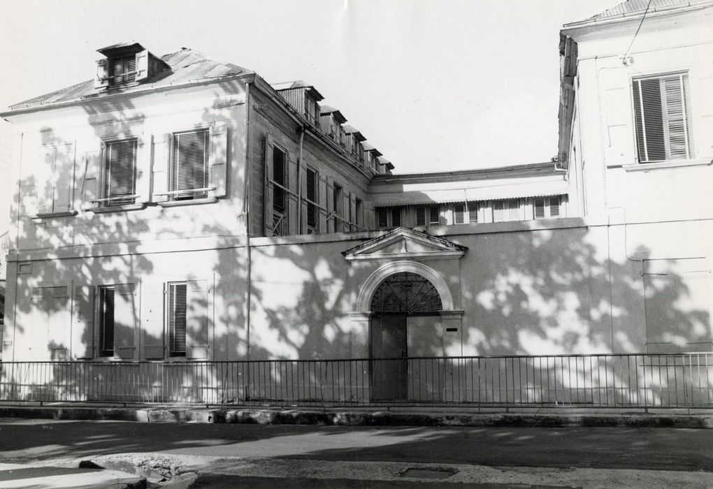 façade sud sur rue, vue partielle