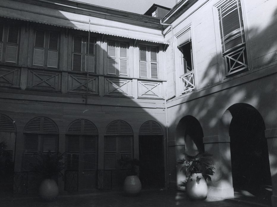 façade sur la 1ère cour, vue partielle