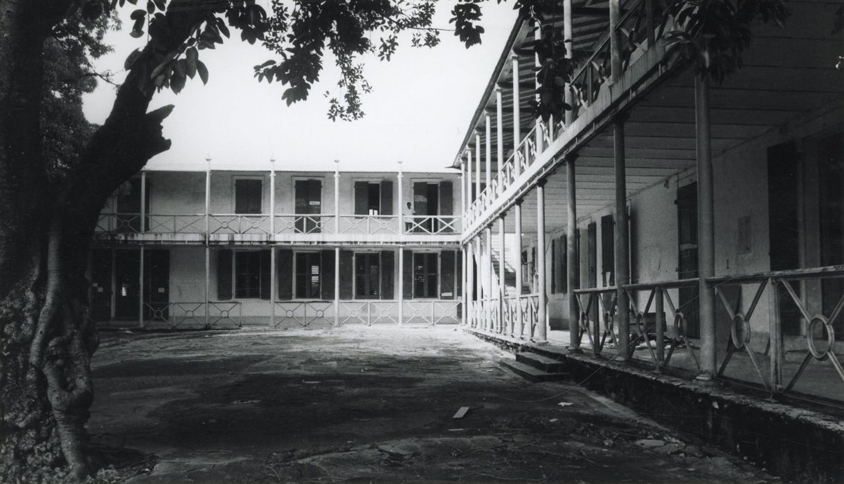 façades sur cour, angle nord, vue partielle