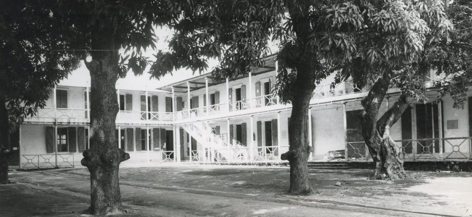 façades sur cour, angle nord, vue partielle