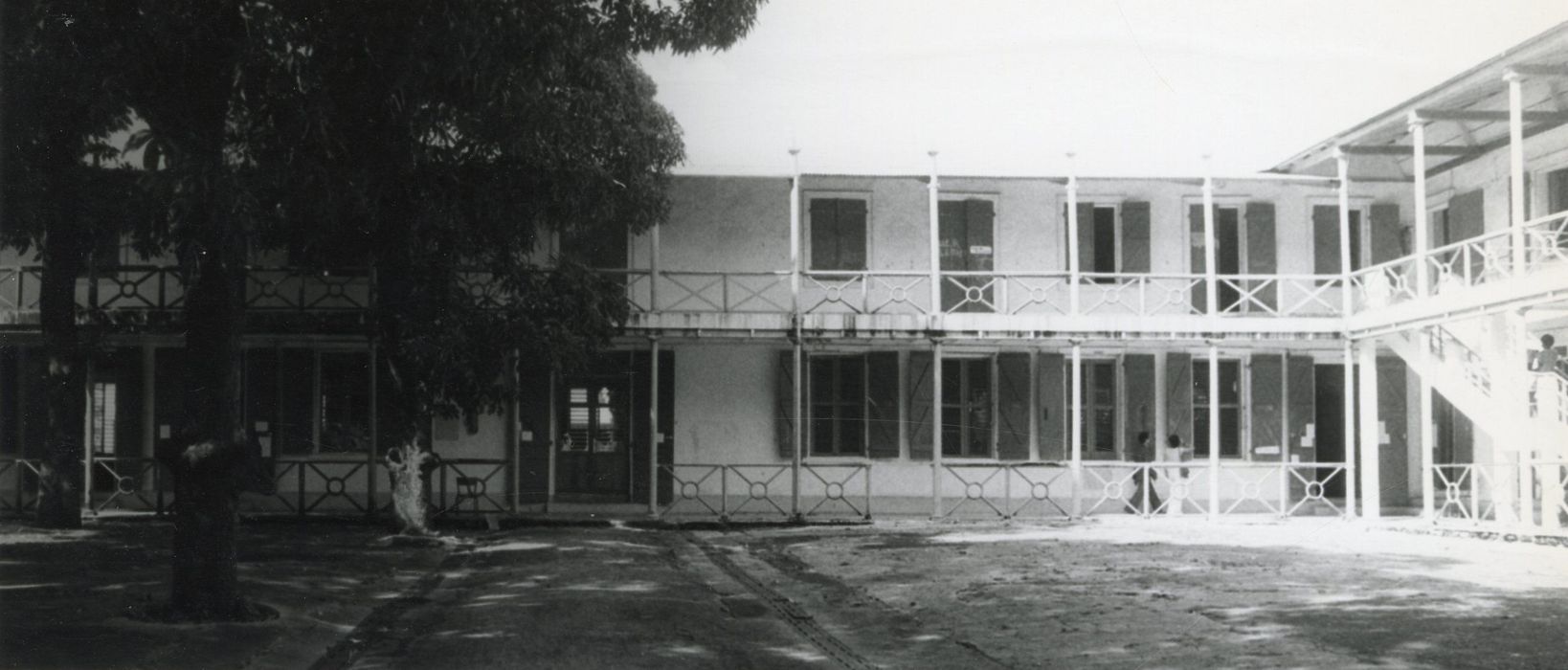 façades sur cour, vue partielle