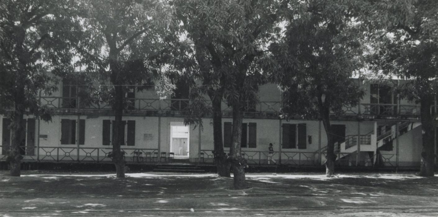 façades sur cour, vue partielle