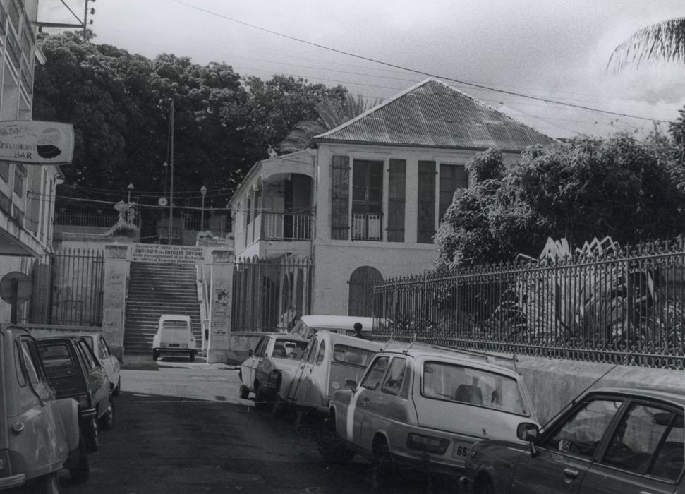 pavillon d’entrée depuis la rue, vue partielle