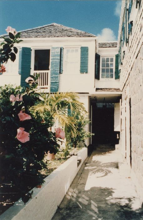 façade sur cour, vue partielle