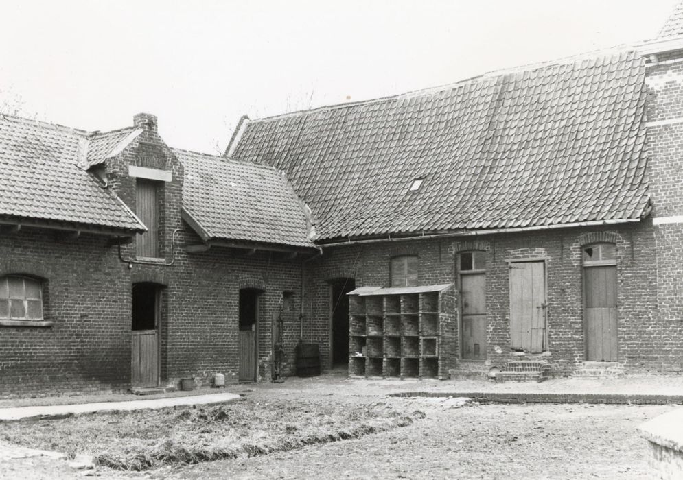 bâtiments de ferme, façades sud et est sur cour, vue partielle