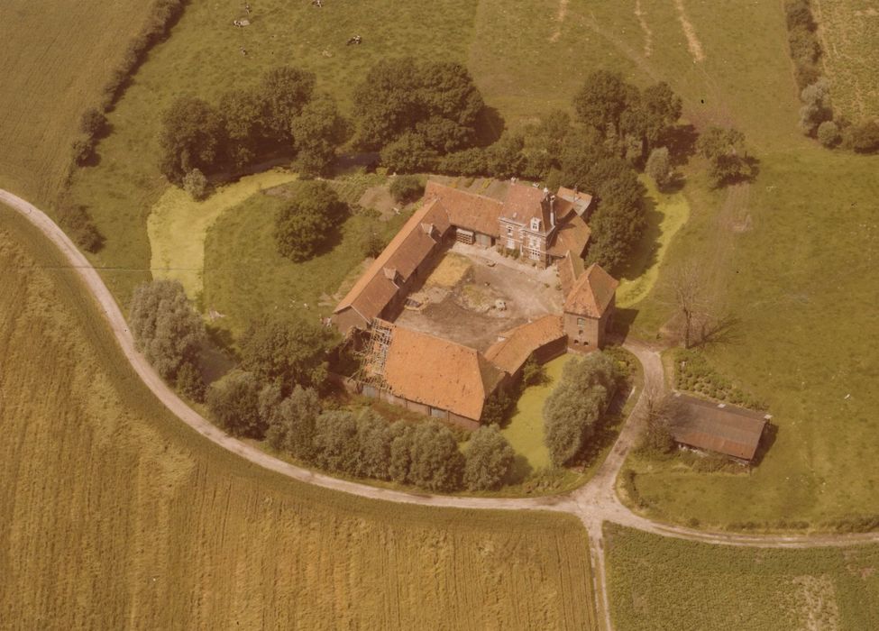 vue aérienne de l’ensemble des bâtiments dans leur environnement