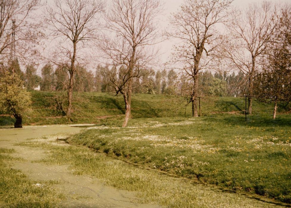 anciennes douves, vue partielle