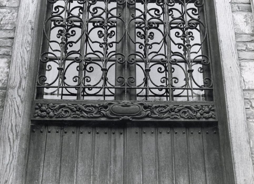 façade antérieure, porte d’accès, détail de la grille d’imposte