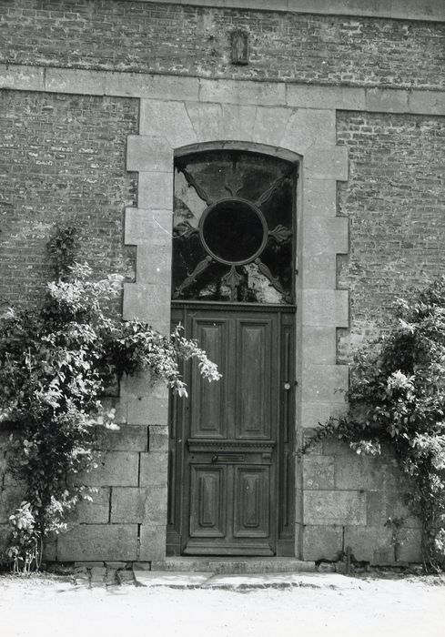 bâtiment des hôtes, façade nord, porte d’accès