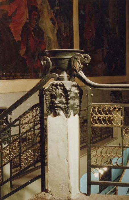 Salle de bal, détail d’une balustrade de la corniche