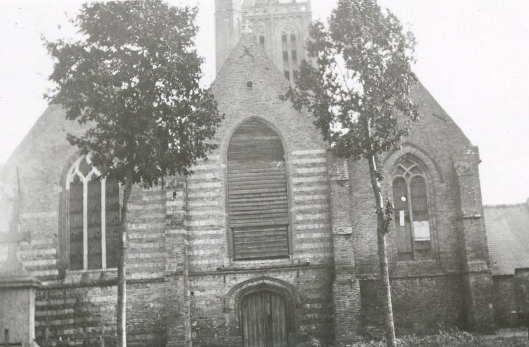 Eglise et cimetière qui l'entoure