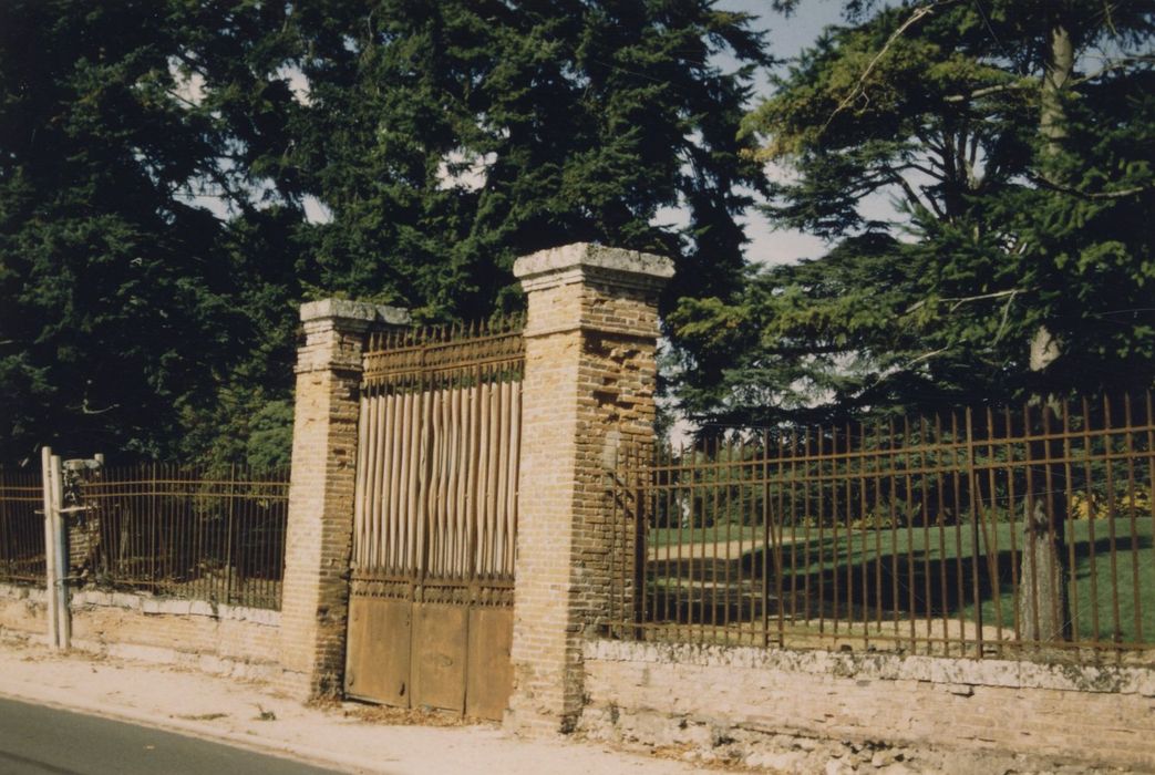 mur de clôture, portail d’accès au parc