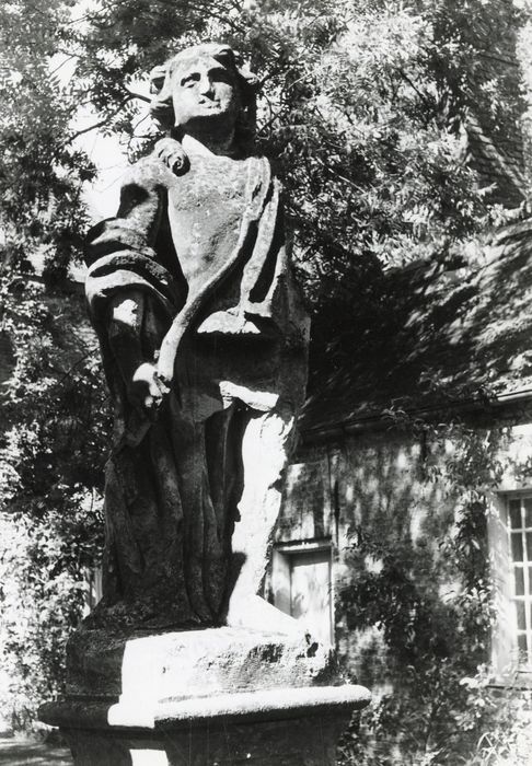 cour d’honneur, détail d’une statue