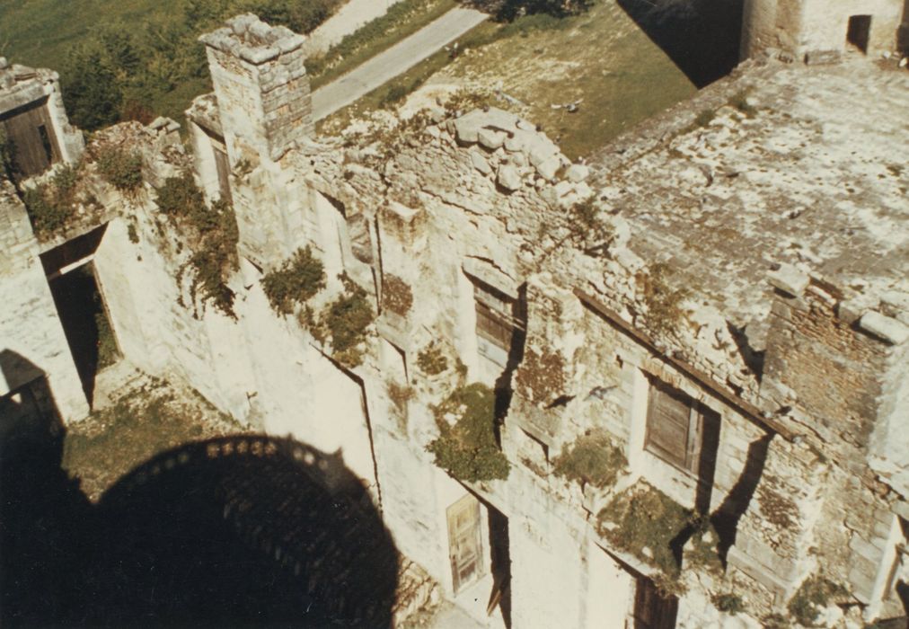 vue plongeante de la tour sud-ouest sur la salle des Maréchaux et la cour d’honneur