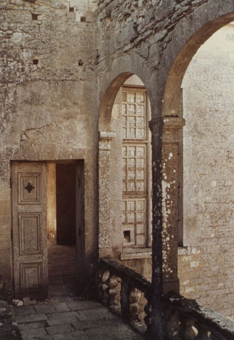 loggia sur la cour intérieure avec accès à l’aile sud au 1er étage