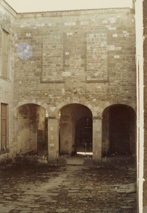 cour intérieure, vue partielle des façades