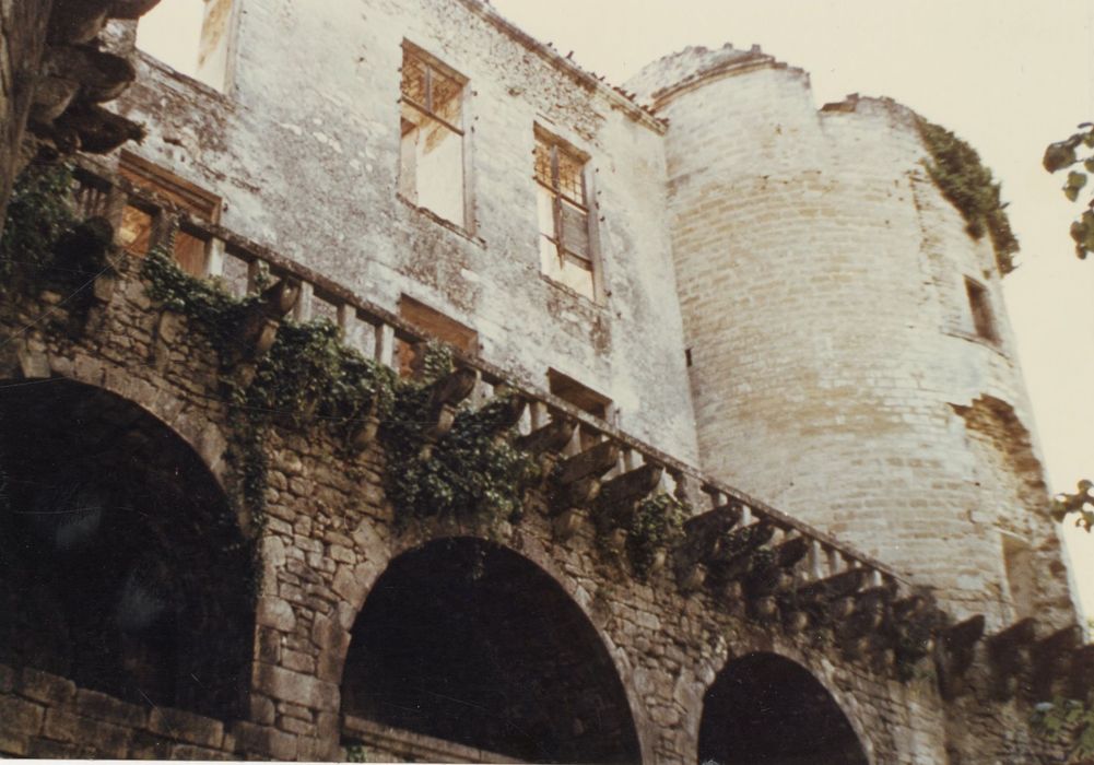 façade nord-est, vue partielle