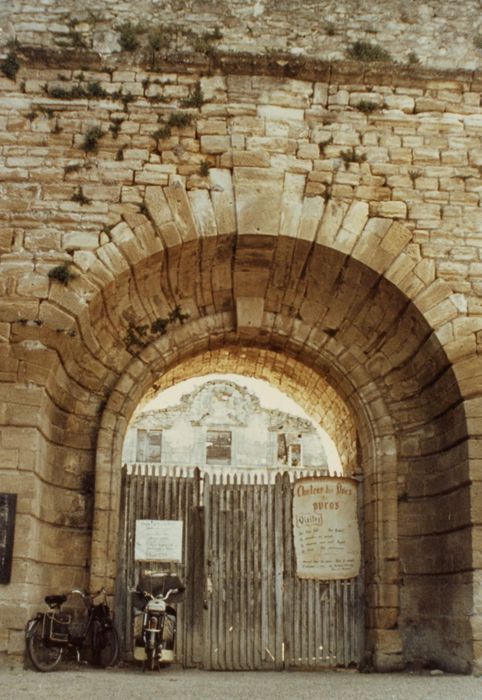 portail d’accès monumental est sur la cour d’honneur