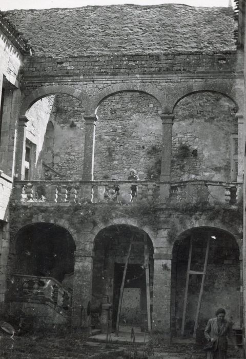 cour intérieure, vue partielle des façades