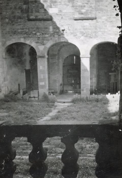 cour intérieure, vue partielle des façades