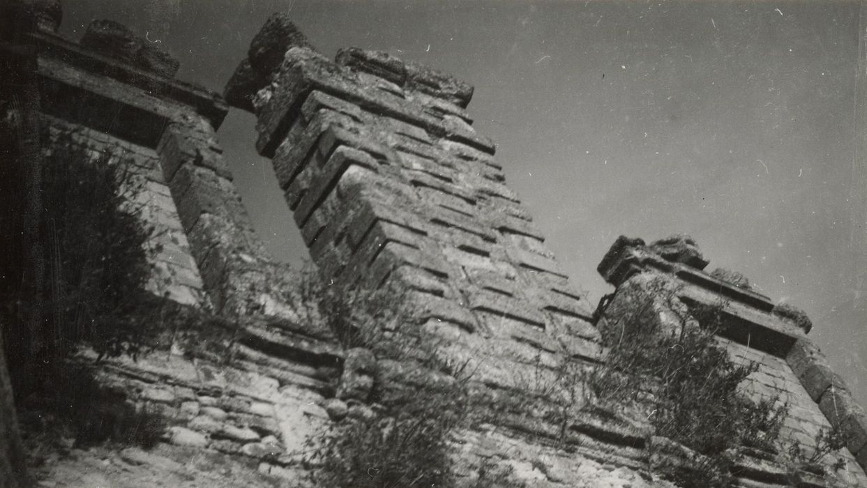 façade sud-ouest, détail des lucarnes et d’une souche de cheminée