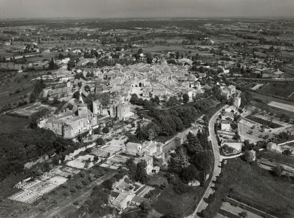 vue aérienne du château dans son environnement