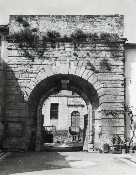 portail d’accès monumental est sur la cour d’honneur