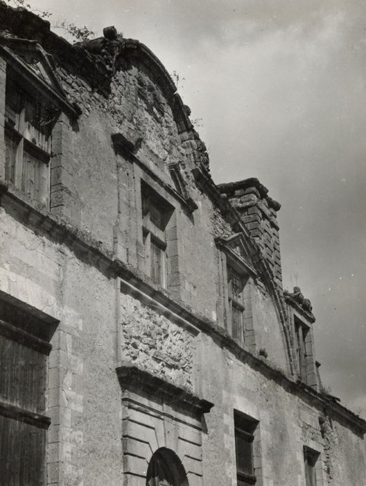 façade sud-est sur la cour d’honneur, vue partielle