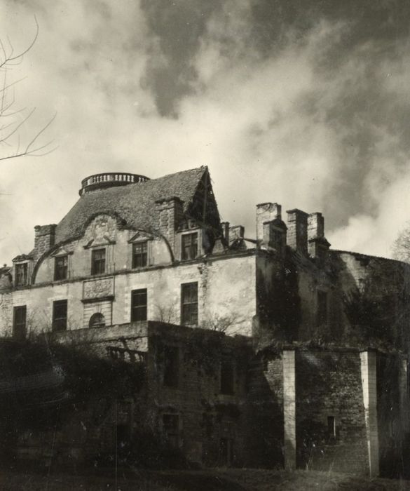 façade sud-est sur la cour d’honneur, vue partielle